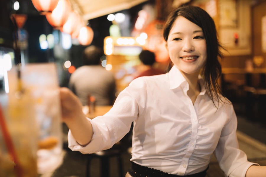 居酒屋で乾杯する女性