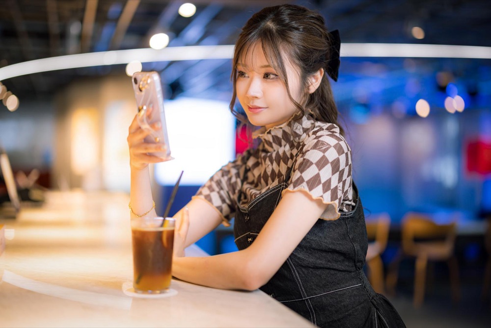 カフェでスマホを見る女性