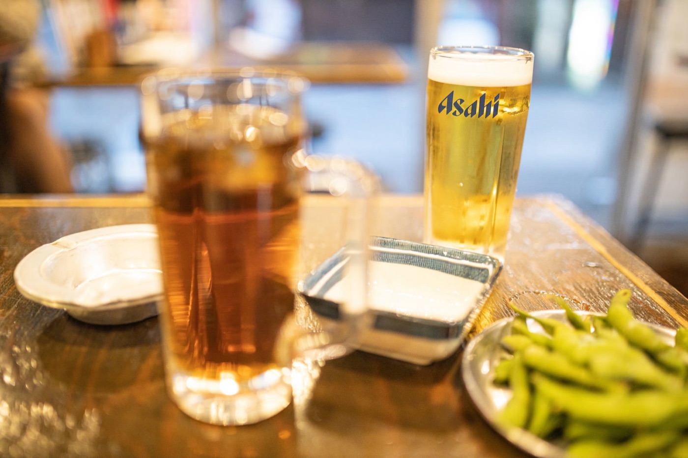 テーブルの上の生ビールと枝豆