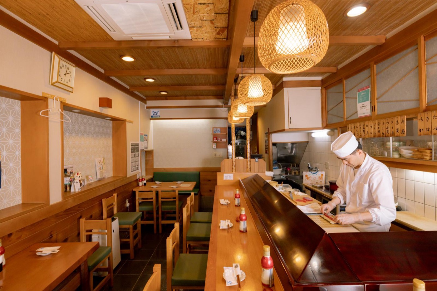 カウンター席のある店内